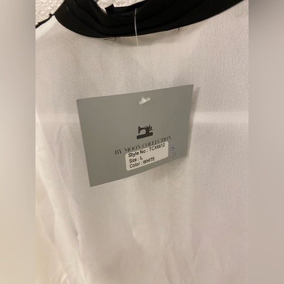 Elegant black and white blouse with embroidered front. New with ticket. - Picture 5 of 5